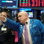 Dow Jones загуби 710 пункта, а Nasdaq стопира 8-дневното рали