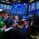 S&P 500 обърна посоката си, след като удари нов рекорд в сряда